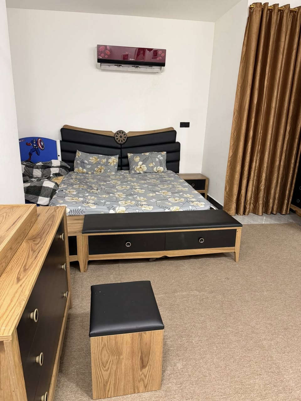 السلام عليكم 
غرفة تركي من ماكس مول استخدام مدة سنتين
نظيفة وخشب القوي مو عادي كبيرة (١٠) قطع
نظام الكنتورين واحد ابو بابين وثاني بيبان سلايت مراية نظيفة وسلايت نظيف 🌸نقص تختة جرباية
كنتور سلايت+ كنتور بابين+ جرباية +المجرات جانبية٢+ ميز تواليت مع طابورية+ شازلونة + مجرات+ مراية طويله زاوية
مكاني بغداد الاعظمية للاستفسار خاص
سعرها ٧٥٠ وبيها مجال 
***********
