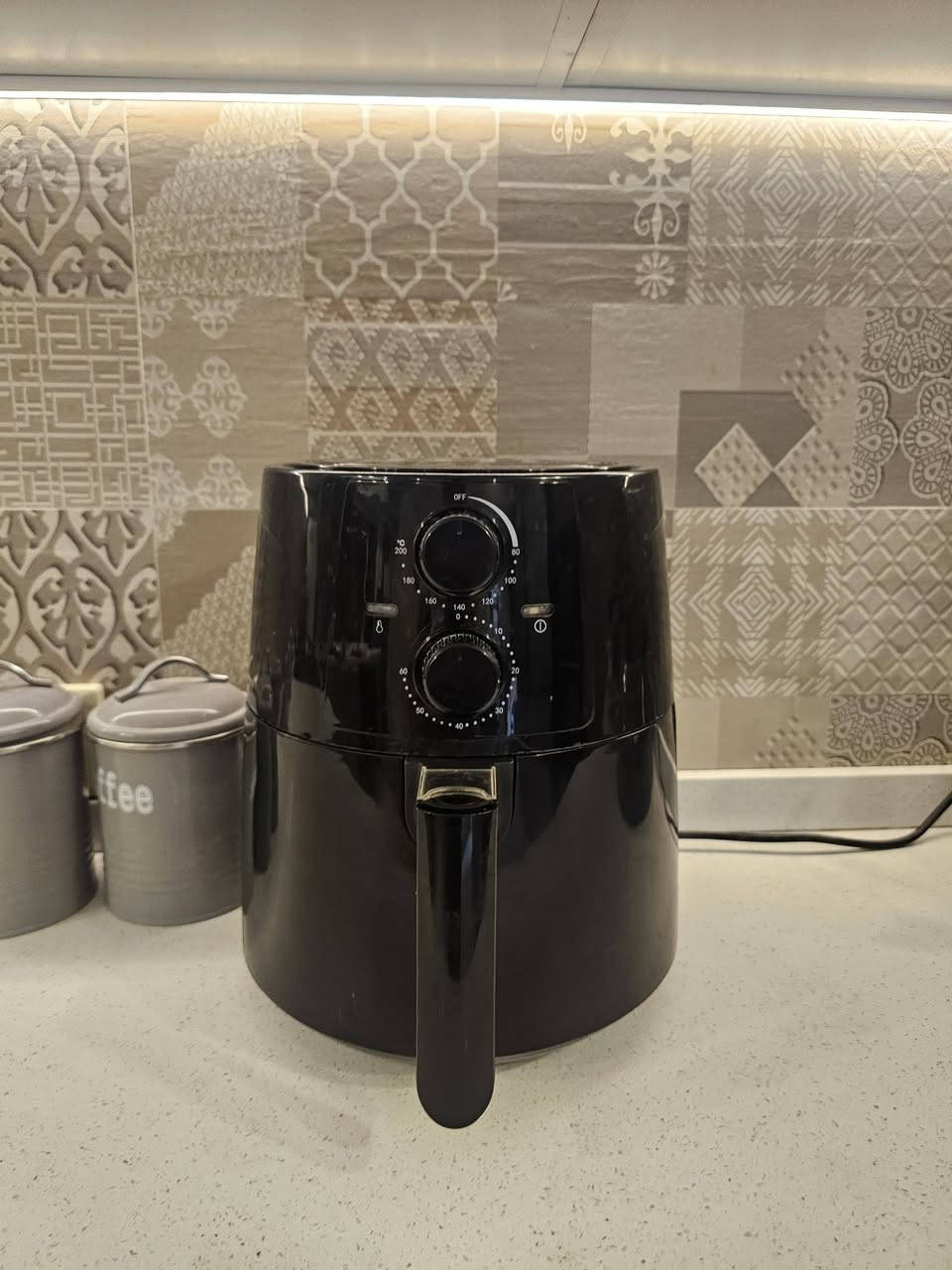 للبيع مكينة قهوة و قلاية هوائية 
مكينة قهوة مودكس ١٥ بار 
فلتر قياس ٥٨ 
طاحونة مدمجة 
مقياس ضغط 
قلاية هوائية حافظ لحد درجة ٢٢٠ 
سعرهم اثنينهم ٣٥٠ الف و بيهم مجال للشراي من صدك 
للاتصال *********** او خاص
