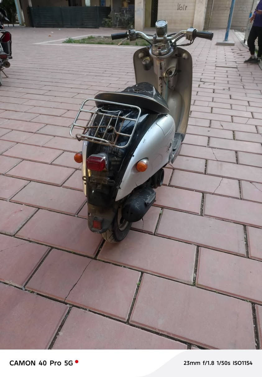 كلاسك  نضيفه   هندر  واحد  تشتغل  شلعه  ومعدل  حلوه  تمشي  ٦٠كهربيات  شغاله  كلها  بس  سلف  مايشتغل  يرادله  سلف  وسعره  ١٠الف  ويا شد كفرات بلاديه بريكات  شغاله  دبلات  شغاله  قفل  اكسل  وقفل  ستيرن  وقفل  جنطه  شغال  دراجه  حلوه  سعر  ٢٠٠ ومجالها  كلش  بصيط حك  جيه  مكاني  العلاوي  بغداد ***********
