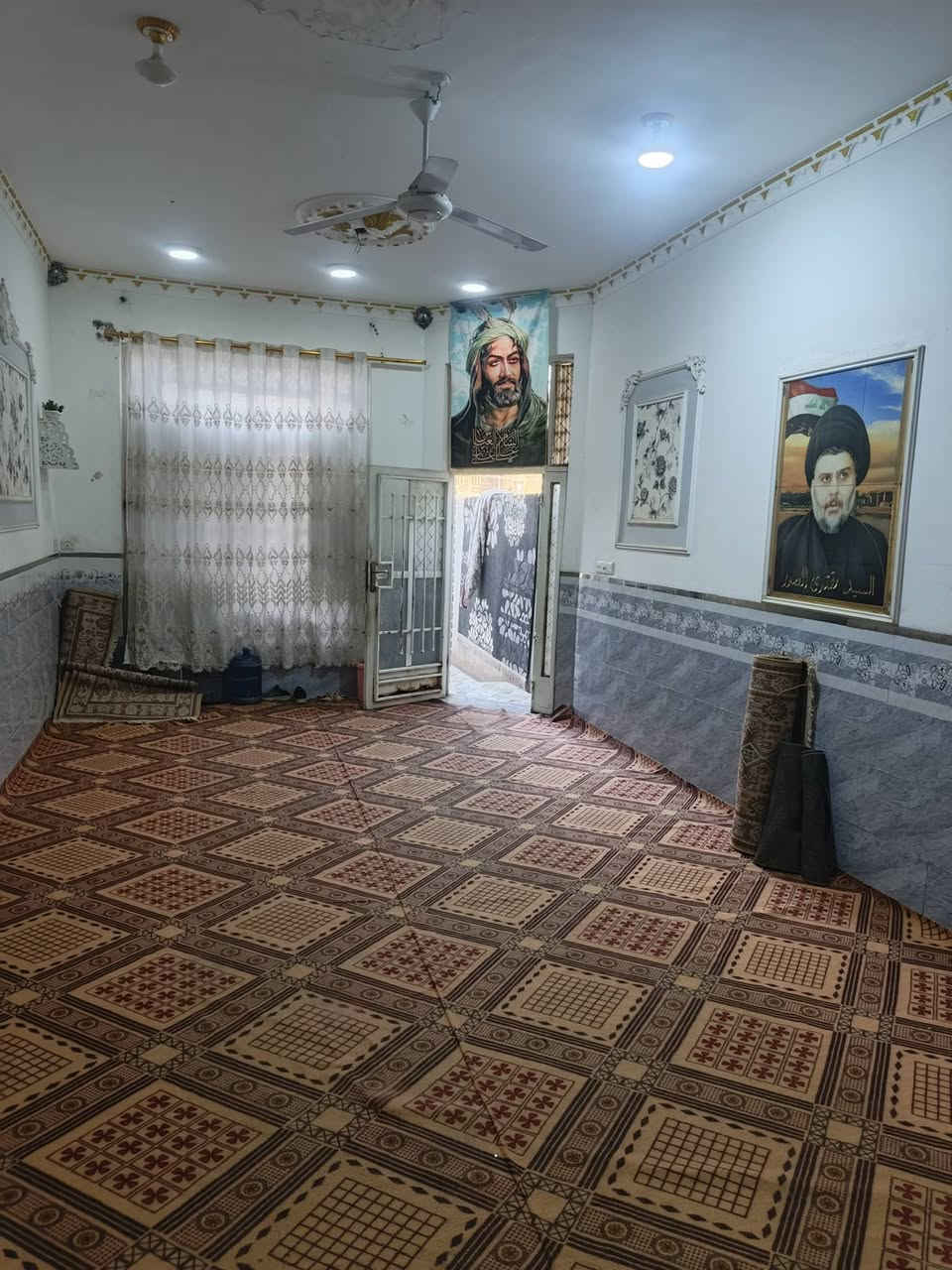 بيت للبيت المساحة225 متر  الواجهة 10 متر في حي الجوادين شارع النفط مقابل عيادة بنت الهدى فرع المختار البيت طابوك من البتلو للصب يحتوي على غرفتين نوم وصاله ومطبخ واستقبال وصحيات داخليه وخارجيه يحتوي على كهرباء نضام بوري تسليك واير فنر السعودي الأصلي مي مجاري البوري السعودي الأصلي الاستقبال يحتوي على ديكور أرضية سيراميك فول بوليش لكل البيت عرض الشارع 10متر محوله الكهرباء تبعد 50 متر مشتركين 50 فقط  50 متر عن المدرسة ابتدائية قريبة كذلك البيت مرقم ومشمول بالتطويب والبيت عالي عن الشارع جداًً مجاري شارع جاهزه راح ينصب الشارع
السعر 70 مليون وبيها مجال... 
التواصل على الرقم التالي ***********‪
