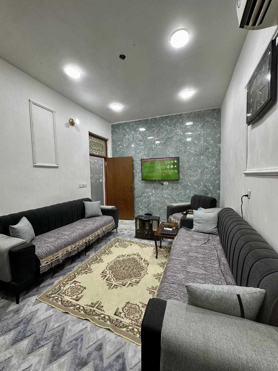 بيت للبيع ١٠٠ م الزعفرانية زراعي بيت بنية سند ٢٥ بناء حديث فرع ٣٢ يمينا تنازل شركة طابق واحد يحتوي على طرمة كبيرة ومدخلين وصالة وغرفة نوم واحدة  و مطبخ ومنور مثل ما مبين بالصور ( السعر ٨٥ ) مليون المراجعة في نفس البيت للاتصال *********** ابو احمد ( واتساب )
