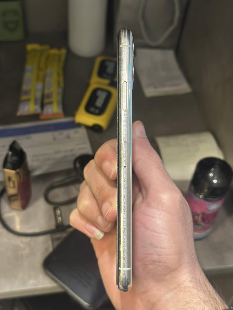 11 برو ماكس
وتر جهاز ممفتوح ونظيف
بطارية 72 
ذاكره 265
الشخط ب لزكة الجهاز نظيف 
275 وبي مجال قليل 
***********
