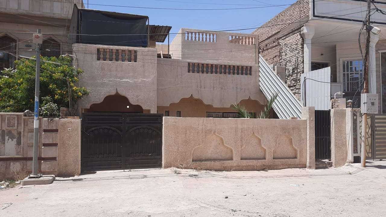 السلام عليكم وحدتين سكنيه للايجار
 الطابق الاول 
يحتوي ع غرفتين وصاله ومطبخ وصحيات وطرمه وحديقه ايجاره ٧٠٠ الف 
الطابق الثاني 
يحتوي ع غرفتين وصاله ومطبخ وصحيات علمن الطابق معزول عزل تام ايجاره ٥٠٠ الف 

الموقع الدوره شارع مصافي شرطة ابو طياره ب فرع لحوم حبايبنا 
للاستفسار مكتب الكرم 
***********
