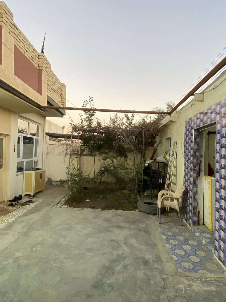 🔴للبيع بيت مساحة (300) متر
بناء طابقين طابوك (مسلح صب كونكريت)

استقبال (4*6) ومطبخ (4*4) وصالة (4*6) 

غرف عدد (3) اثنين جوه وحدة بالطابق الثاني

الأرضية كاشي للطابق الأرضي  وسيراميك للطابق الثاني 

مجمع صحيات عدد (3) خارجية وداخلية وخلف البيت 

مخزن خارجي يصلح محل (4*3.5) متر

كراج يستخدم لسيارتين مع حديقة مرتبة 

مع كافة الخدمات واصل 

الموقع حي العهد قرب فلكة الزعيم عبد الكريم

طابو زراعي سند (25)

السعر 130 وبيه مجال 

***********

***********
