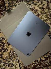 ايباد ١٠ (٢٠٢٣ ) اللون سمائي ، ذاكره ٦٤ كيكا ،  نظيف ، شحن جيد  بحالة ...