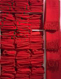 سكارف أحمر • قماشة مميزة • توصيل محافظات