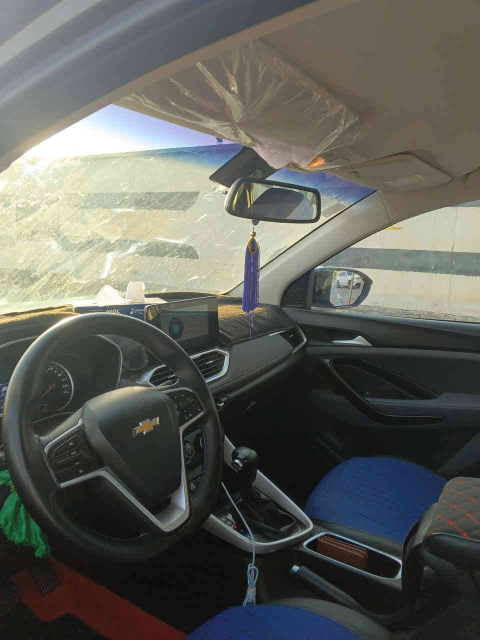 السلام عليكم اخوان 
سيارة شيفرولية كابتيفا موديل 22 باسم ولد بخمسة ميل رايد تحويل السيارة مداريها حلوه عاليه وبيها هواي مواصفات وارد خليجي من الكويت جايه بيها بارد بالجاملغ الامامي الايمن ورش بالصندوق وهنا صار بيها طخات مامصلحها موضحه بالصور بسيطه تكحيل يرحن حداديتها تعبانه شويه رايدها 140 ورقة وبيها مجال
للتواصل ***********
