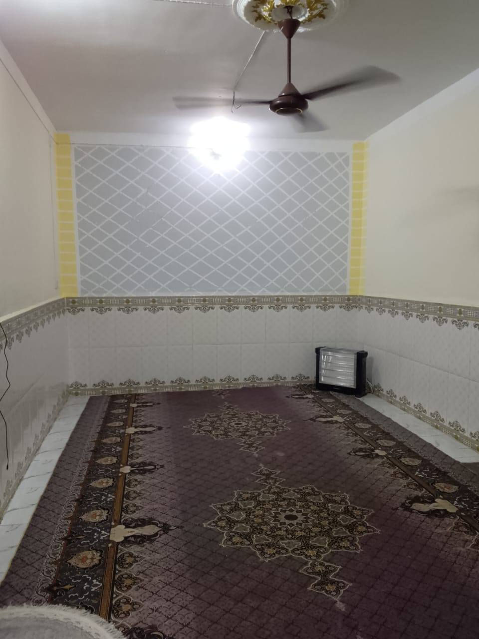 بيت للبيع بحي العدس بفرع الحسينيه
2غرف صاله ديوانيه مطبخ مخزن السعر 28 
***********
