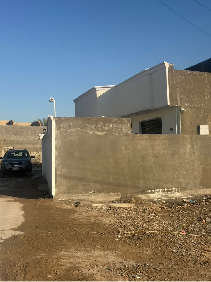 🏠 يا الله.. بيت للبيع بتصميم حديث (اي استفسار على سعر اتصل على رقم الموجود اسفل المنشور )
شيل غراضك واسكن فوراً! بيت العمر خلف سوق المحاويل صار جاهز وبأرقى الميزات.
للبيع بيت طابق واحد، بناء حديث وتصميم عصري درجة أولى، مستغلة مساحته بكل ذكاء وديكوراته تفتح النفس.
📌 تفاصيل ومواصفات البيت:
 📍 الموقع: المحاويل - خلف السوق مباشرة (موقع استراتيجي وقريب على كل الخدمات).
 📐 المساحة: 210 متر.
 📄 السند: طابو زراعي (إقرار محكمة / سند قانوني مضمون).
 🛏️ الفصال الداخلي:
 2 غرف نوم واسعة.
 استقبال فخمة للخطار + هول داخلي مريح للعائلة.
 مطبخ حديث بتصميم عصري.
 صحيات داخلية متكاملة.
 🌳 الملحقات الخارجية: حديقة مرتبة + طارمة واسعة + صحيات خارجية.
 ✨ المميزات الإضافية: ديكورات داخلية حديثة (جبسن بورد وإنارة حديثة) + نظام كاميرات مراقبة متكامل مجهز بالكامل للأمان.

ملاحظة: البيت كامل مكمل وما يحتاج تصرف عليه ولا ربع دينار، جاهز للسكن الفوري

 📞 للشراية الجادين والاستفسار عن السعر (من المالك مباشرة):
 رقم الهاتف: [***********]
 واتساب: [***********]
