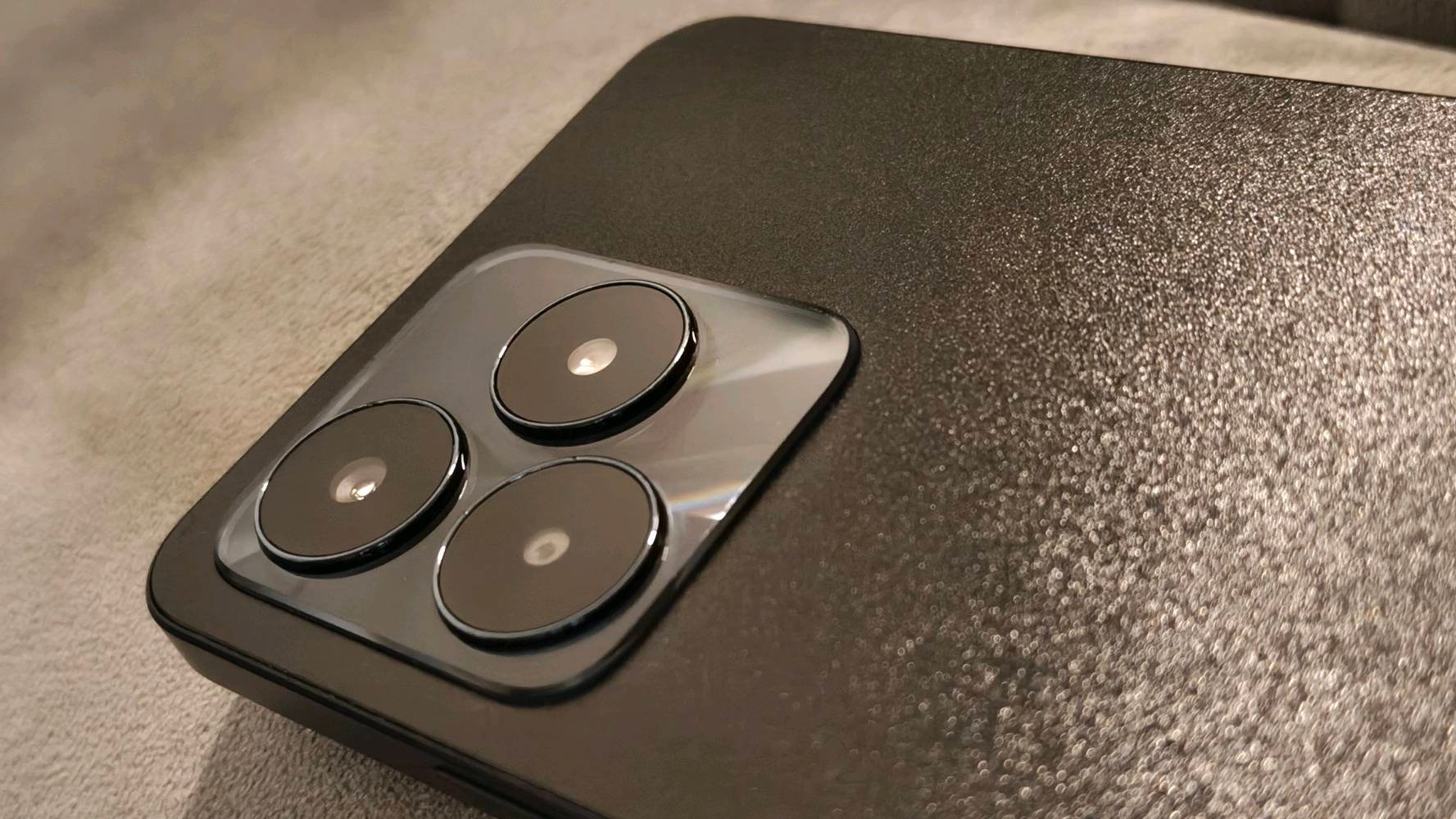 السلام عليكم (أخو الجديد+ماكو كارتون من نقلت الغير مكان تلفت +عندي شاحنة وسماعة ) الجديد سعرة ٢٠٨هيج +سعرة ١٨٠ وبي مجال بس مو مال تكسر بسعر تكلي ١٠٠
اسم الجهاز: realme
الطراز: RMX3760
المعالج: ثماني النواة (MediaTek Helio G88) نظام التشغيل: أندرويد 15 (كما هو موضح في الصورة)، على الرغم من أن الإصدارات الأولية جاءت مع أندرويد 13 ذاكرة الوصول العشوائي (RAM): 8 جيجابايت (قابلة للتوسيع إلى 16 جيجابايت) سعة التخزين الداخلية: 256 جيجابايت الشاشة: شاشة IPS LCD بحجم 6.72 بوصة، بدقة FHD+ (1080 × 2400 بكسل) ومعدل تحديث 90 هرتز الكاميرا الخلفية: مزدوجة بدقة 64 ميجابكسل (رئيسية) + 2 ميجابكسل (للعزل) الكاميرا الأمامية: بدقة 8 ميجابكسل البطارية: سعة 5000 مللي أمبير في الساعة مع دعم الشحن السريع بقوة 33 واط 
الاتصال: يدعم شبكات الجيل الرابع 4G، و Wi-Fi بترددات a/b/g/n/ac، وبلوتوث 5.2 المنافذ: منفذ USB Type-C ومنفذ سماعة رأس 3.5 ملم (مكان الاعظمية)
