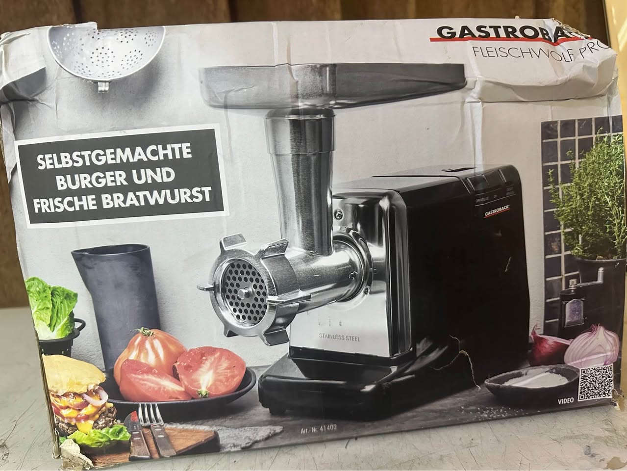 المنتج الذي يظهر في الصورة هو مفرمة اللحم الكهربائية Gastroback Fleischwolf Pro (موديل Art.-Nr. 41402).وهي مفرمة شبه احترافية مصممة للاستخدام المنزلي وممتازة لفرم اللحوم وصناعة السجق الطازج والبرجر والكبة.أبرز المواصفات الفنية والمميزات:القوة والقدرة: تعمل بمحرك ذي استهلاك اسمي يبلغ 350 واط، وتصل طاقة الإغلاق القصوى (Blocked Motor) إلى 1000 واط لضمان فرم قوي وسلس.التحكم بالتشغيل: تحتوي على مفاتيح كبيرة الحجم مخصصة للتشغيل العادي (Forward) ووظيفة الدوران العكسي (Reverse) لتسهيل إزالة الانسدادات.شفرات التقطيع: سكين متقاطع مصنوع من الستانلس ستيل المقاوم للصدأ يحتوي على 4 شفرات حادة لفرم دقيق.الهيكل والمكونات: لوحة أمامية من الستانلس ستيل، مع صينية تغذية (وعاء تعبئة) وحلزون داخلي مصنوعين من الألمنيوم المتين لضمان النظافة والمتانة.الملحقات المرفقة:3 أقراص مثقوبة بأحجام مختلفة (3.5 ملم للفرم الناعم، 5 ملم للفرم المتوسط، و8 ملم للفرم الخشن).3 قوامع مخصصة لحشو السجق (النقانق) بمقاسات متنوعة.ملحق خاص لتحضير الكبة للمأكولات الشرقية.مدة التشغيل: مصممة لتحمل تشغيل مستمر يصل إلى 30 دقيقة متواصلة. بغداد, العراق


**إذا كنت صاحب هذا الإعلان وتريد حذفه لأي سبب، رجاءا أرسل رسالة إلى الدعم الفني**