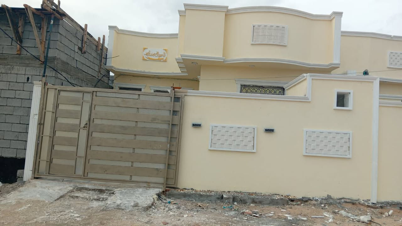 #اسعد_الله_اوقاتكم_بكل_خير
هذا البيت لايفوتك سعر مناسب جداً

#جنس_العقار :: ملك صرف زراعي عراقي نموذج 25

المكاتبة مع صاحب الأرض مباشر 

……………

#المساحة :: 210م / الواجهة 10 والنزال 21

#الخدمات :: ماء كهرباء شارع 10م أنارة 

#موقع_خدمي :: سيارات لمركز البصرة / وداخل القضاء

العنوان :: البصرة - إبي الخصيب العوجه شارع السندباد 

#يحتوي ::  كراج . صحيات خارجية

حديقة واسعة . للبيت #ثلاث_مداخل :: مدخل صالة

مدخل أستقبال . مدخل للمطبخ . مناور عدد 2

أستقبال . مطبخ . موزع غرف . ثلاث غرف منام . درج .

صحيات داخلية . صالة معزولة عن موزع 

…………..

البناء 2026 / حديث كونكريت .

………….

#السعر_المطلوب :: 110 مليون وبي مجال بسيط

…………
#لاستفسار الاتصال على الهاتف 📞📳
📳(***********))📳 صادق
