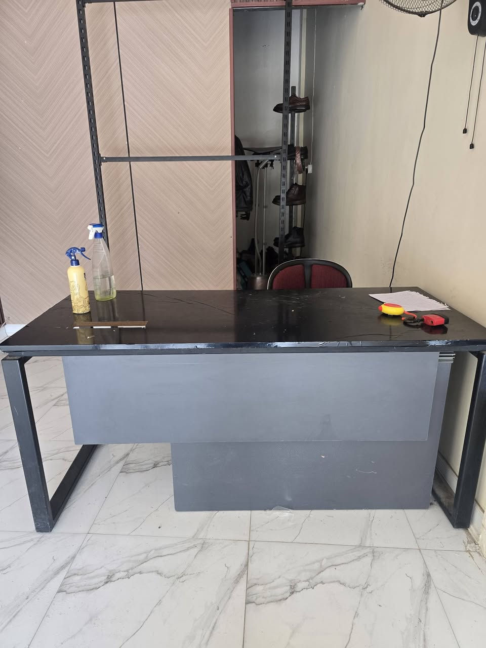 ميز للبيع خشب اصلي وحديد ثقيل جدا وكرسي الطول ١٦٠ والعرض ٧٠
للاستفسار *********** واتساب 
او مراسله خاص 
مكاني ذي قار قضاء الرفاعي
