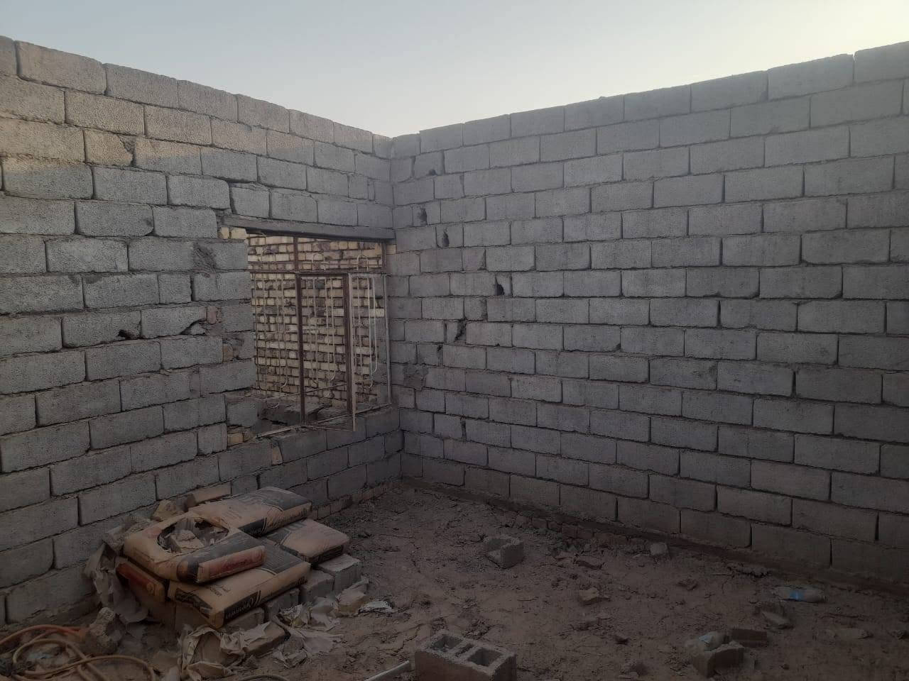 سلام عليكم هيكل البيع مساحته 200 بناأ بلوك يتكون من غرفتين نوم وصاله وحمامات داخليه مرقم وكامل من البلديه سند 25 قريب عن المدرسه السعر 18 وبي مجال للشراي نزله بيت زرزور يم المدرسه الجديده استفسار خاص مفتوح ***********
