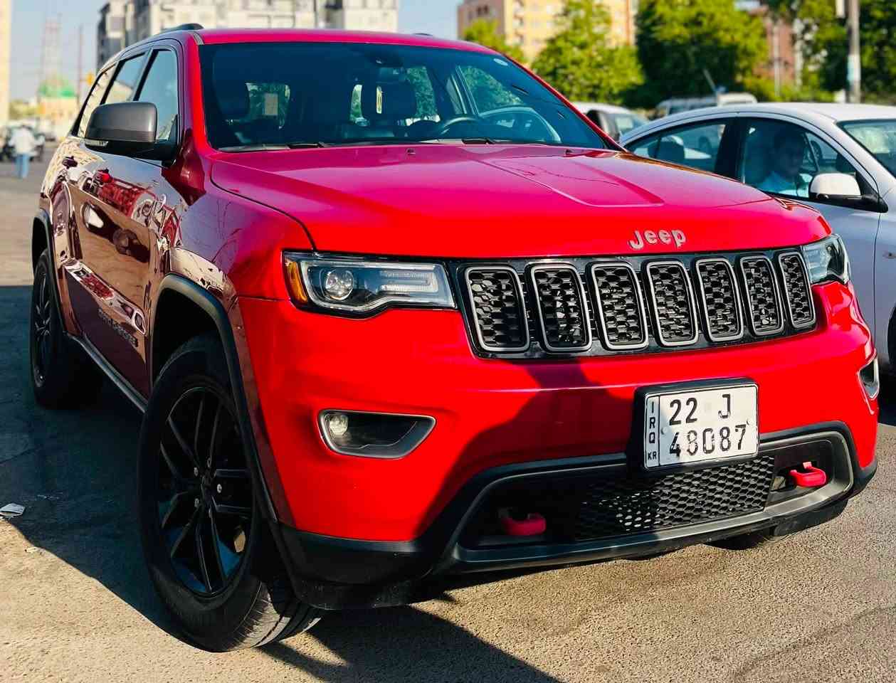 النوع: جيب جراند شيروكي (Trailhawk)
وارد امريكي 
• الموديل: 2017
• اللون الخارجي: أحمر طماطي (مميز جداً)
• المحرك: 6 سلندر - سعة 3.6 لتر
3+ Practical Motoring pm سرعات 8 ناقل الحركة: أوتوماتيك •
أبرز المواصفات:
• إصدار (تريل هوك) الأصلي المخصص للطرق الوعرة•
• نظام الدفع الرباعي (Quadra-Drive Il) مع نظام التعليق الهوائي
(Quadra-Lift)
• مقاعد رياضية جلد  (تطريز باللون الأحمر الخاص
بفئة التريل هوك والويل مختوم بلون السياره والعلامات ايضاً بلون السياره والمري الجانبيه وعلامات الجيب بلون مختلف مميز)
• شاشة لمس قياس 8.4 إنش تدعم نظام (Uconnect)
• وضعيات قيادة مختلفة تناسب جميع التضاريس
• ⁠بيها هواي مواصفات
• ⁠بصمه
• ⁠وبنوراما 
• ⁠جكات 
• ⁠جنطه كهرباء
• ⁠تحكم ستيرن كهرباء
• ⁠كشنات كهرباء
• ⁠السياره ميكانيكها كله جديد 
• ⁠السياره كلين بيها فقط بارد موضح بل صور
• ⁠الاتصال ***********
• ⁠ماشيه 150 الف
• ⁠رقم أربيل باسمي السياره
• ⁠المكان بغداد حي العامل

