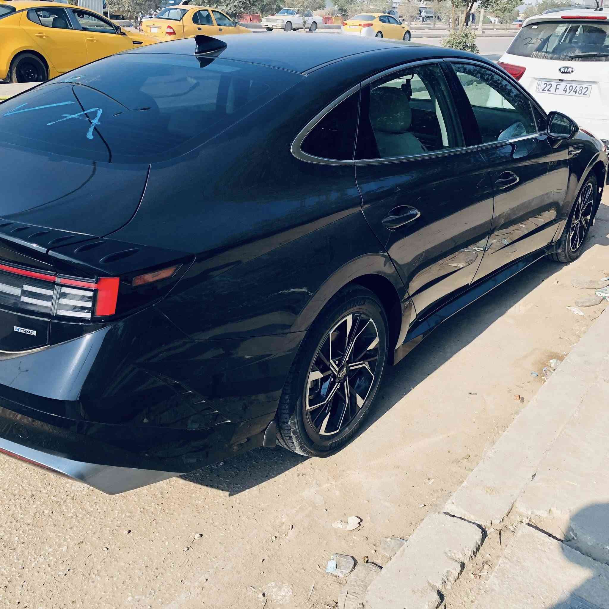 السلام عليكم 
سوناتا 2024 وارد امريكي 
الون اسود 
دواخل بيجي فول 
مكينه 2500 
تحكمات + رادار امامي وخلفي 
دشبول شاشه 
الحادث جاملغ وخشم البنيد بدون دواخل 
مكان السياره ديوانيه 
السعر 162 $
وبيه مجال قليل حك الجيه
الاتصال ***********
