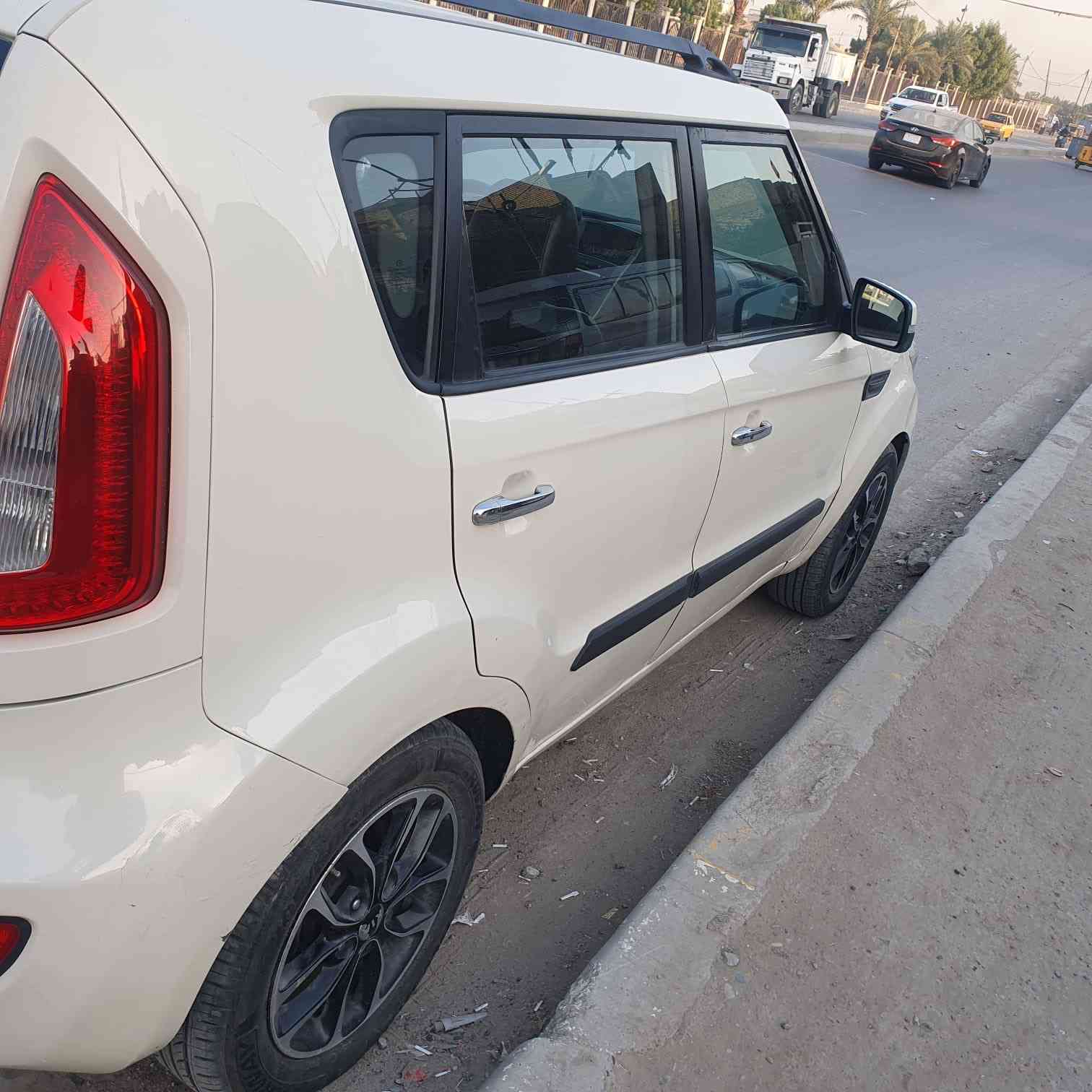 كيه صول موديل ٢٠١٣ سيارة جاهزة من كلشي  تخم تاير حداديه جديده بيها ٣ قطع صبغ بدون دواخل ولا ايبرباك سيارة فول واحد علي واحد باسمي سيارة سعر ١٠٠ بيها مجال بسيط محرك ألف ١٦٠٠          ، مكان مدينة الصدر ***********
