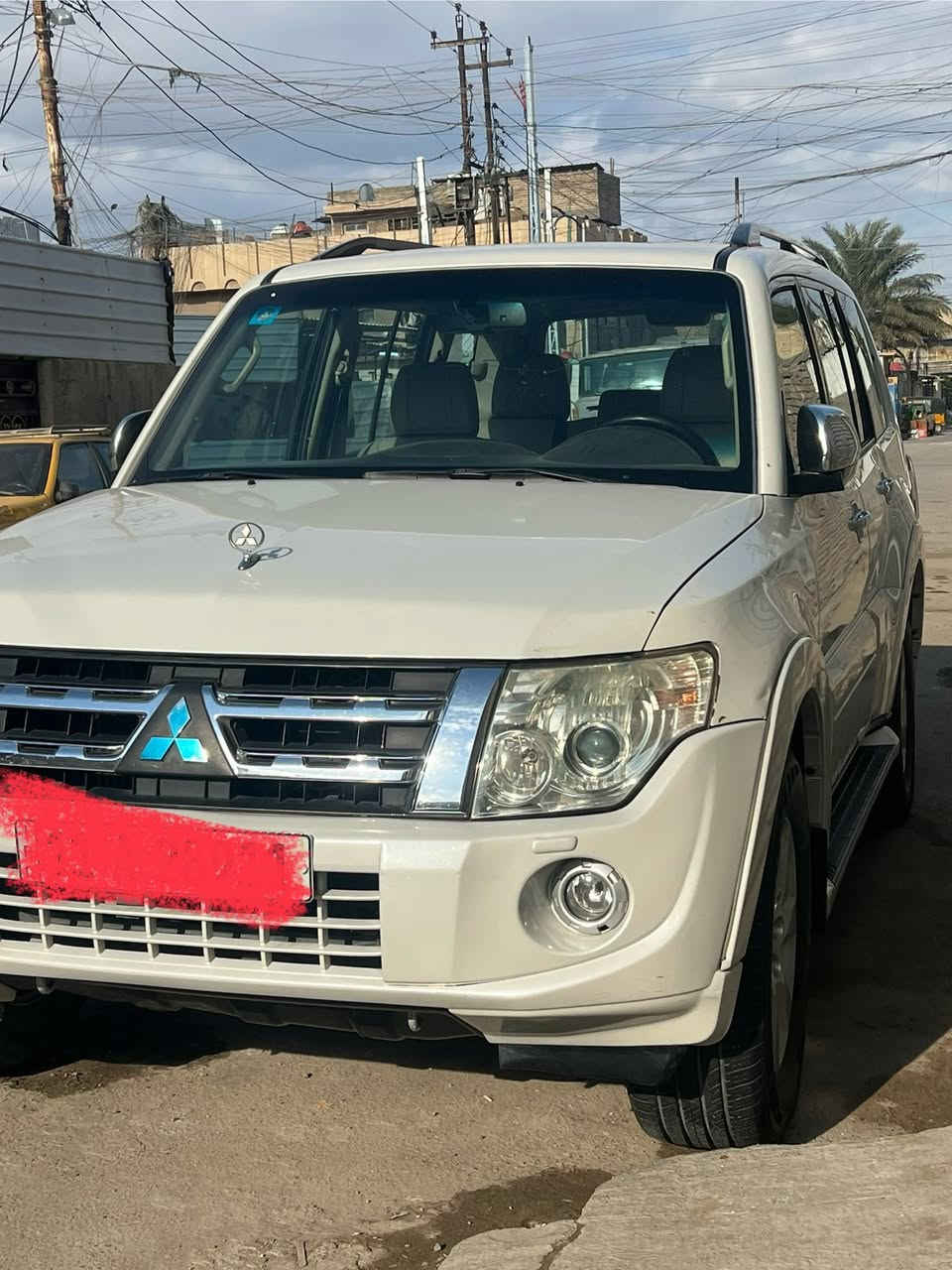 السلام عليكم 
سياره باجيرو حبتور 
مديل 2010
فول مواصفات 1/1
مكينه مبدل رنكات سعه المكينه 3/500
سياره معروف مواصفاتهه 
كشنات كهرباء 
دمام خلفي سماعات محيطيه 
اشاير بل مري 
مري شفط 
سياره مكفوله كفاله عامه
لايت زنون كشافات 
لايت خلفي ضبابي 
سياره ما متعوبه 
رقم السياره بغداد رقم انكليزي الجديد 
سياره شرط التحويل ثاني يوم 
الاستفسار رقم الهاتف ***********
