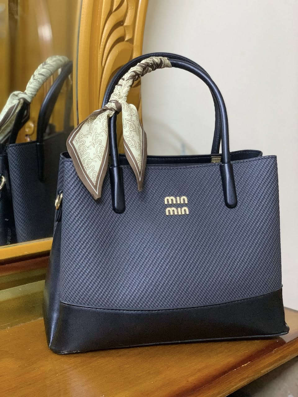 ✨ جنطة نسائية ماركة MIN MIN ✨
أناقة راقية بتوقيع MIN MIN
تصميم عملي، جودة عالية، ولمسة فخامة تناسب كل الأوقات 👜�
استعمال قليل السعر25


**إذا كنت صاحب هذا الإعلان وتريد حذفه لأي سبب، رجاءا أرسل رسالة إلى الدعم الفني**