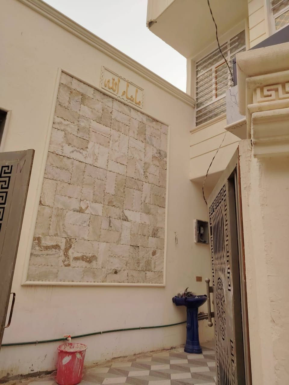 🏡 بيت للإيجار – بناء حديث مع مشتمل مستقل

📍 العنوان: شارع الحسينية، من جهة كربلاء بعد مول مون والبنزين خانة الأضواء، الشارع العريض (عرض 30 متر). بداية الشارع عند مطعم سفينة النجاة ونهايته عند موكب قمر بني هاشم، والبيت أمامه بعد فرعين.

🔹 تفاصيل البيت (الطابق الأرضي):

- حديقة صغيرة.
- صالة.
- مطبخ.
- حمام ومرافق.
- غرفتان مع سويت داخلي.
- غرفة إضافية.
- منور خلف البيت.
- ماطور وسخان جديد.

🔹 تفاصيل الشقة المستقلة (مفصولة نهائياً):

- غرفتان.
- صالة.
- مطبخ.
- حمام ومرافق عدد (2).
- درج وسطح مرتب.
- تانكي ماء سعة 1000 لتر عدد (2).

✅ المطلوب: عائلتان من الأقارب فقط، مثل الأب والابن أو الأب وعائلة ابنته أو أي أقارب.

للاستفسار والمشاهدة يرجى التواصل على الخاص أو الاتصال.
***********➡️اتص
***********➡️واتس
