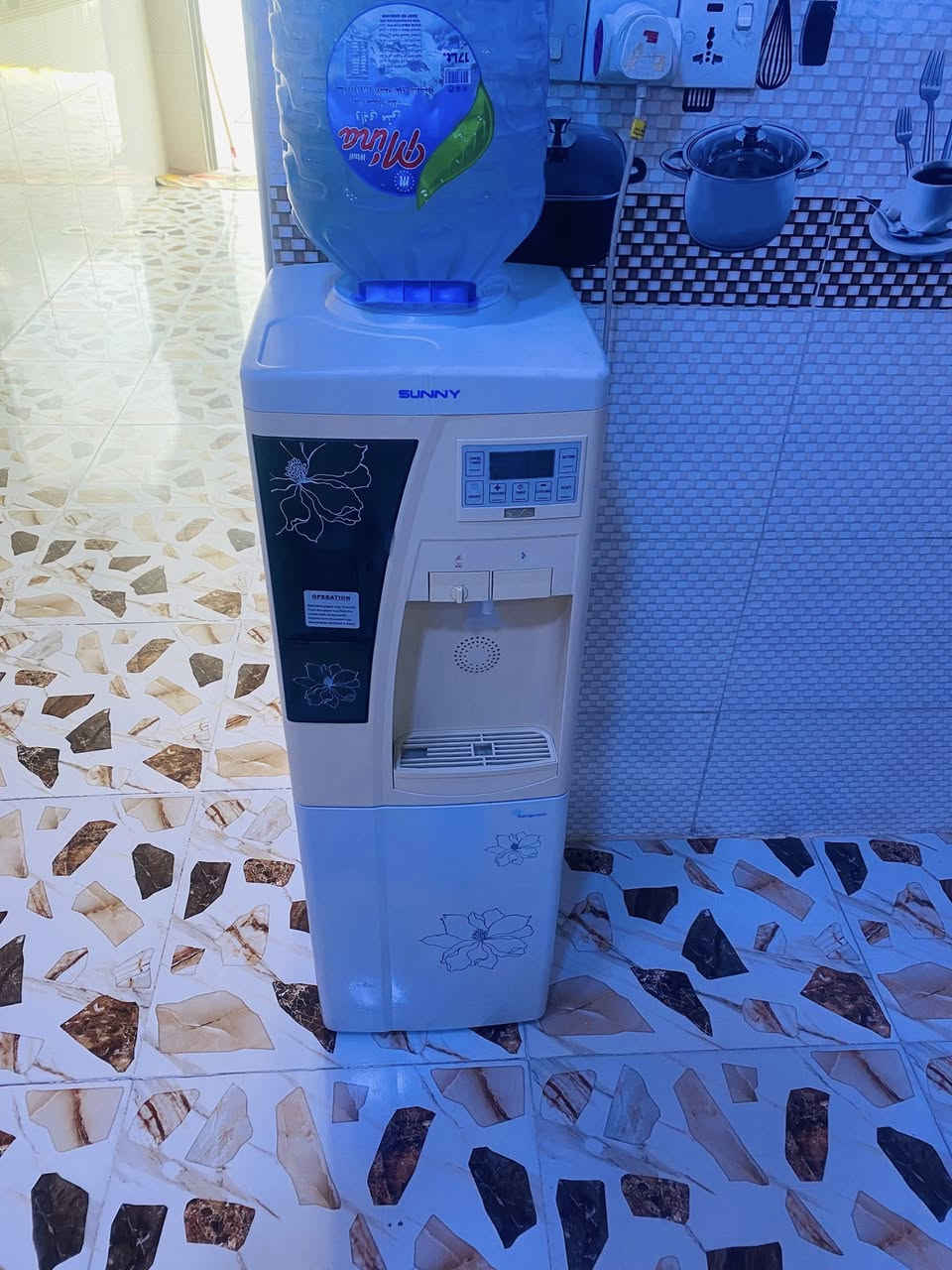 براد كلش جديد شغال بارد وثلاجة فقط حار مايشتغل كل نقص مابي كله بلادي اغراض الشركه بي السعر ٥٥ وبي مجال بسيط الشراي يخابر ***********
