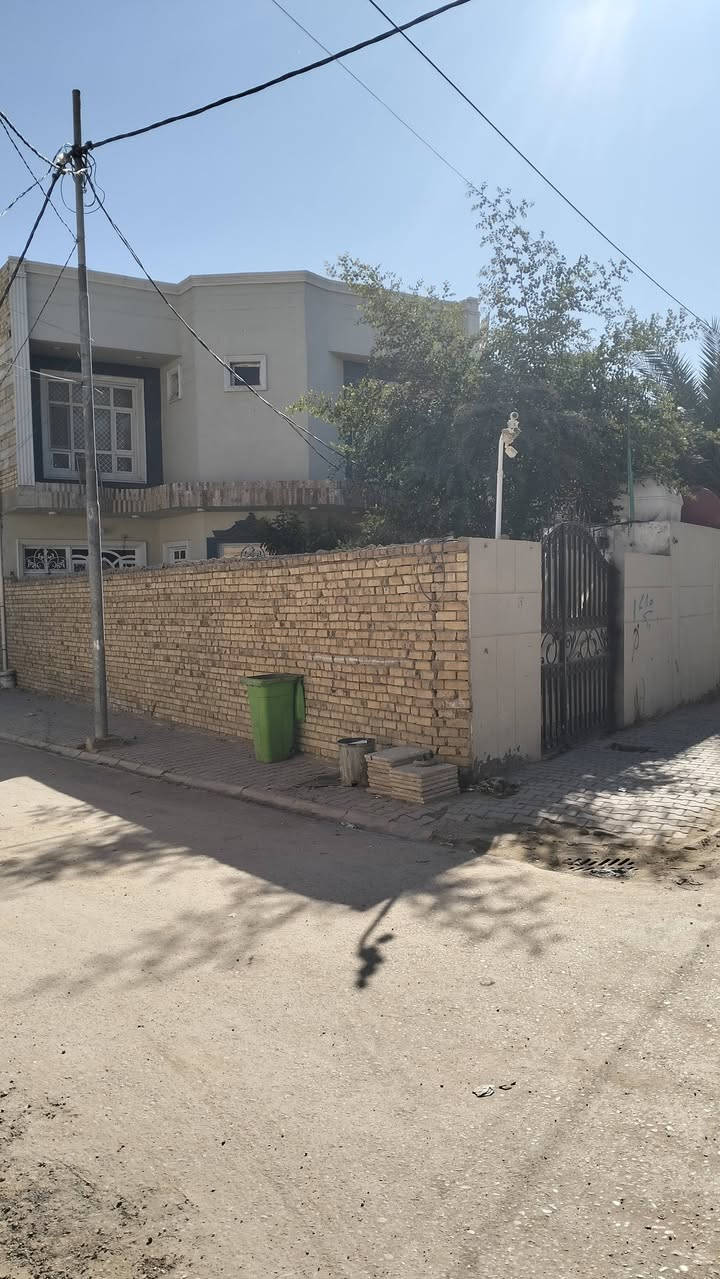 بسم الله الرحمن الرحيم
بيت للبيع ركن 
الموقع حي الامين فرع مخزن العيساوي
يبعد عن الشارع الرئيسي 75 متر
البيت ركن على 2 شوارع تبليط وارصفه ومجاري
مرقم للتطويب ومقدم معامله تطويب
تفاصيل البيت
طابقين 4 غرف نوم ثلاثه غرف سويت 
حمامات خمسة 
صاله عدد 2 9× 4
مطبخ  4 × 5
استقبال 6×4
حديقة 
طارمه كبيره 13 متر 
البيت على شارع رايسي مدخل منطقه
رقم الهاتف ***********
