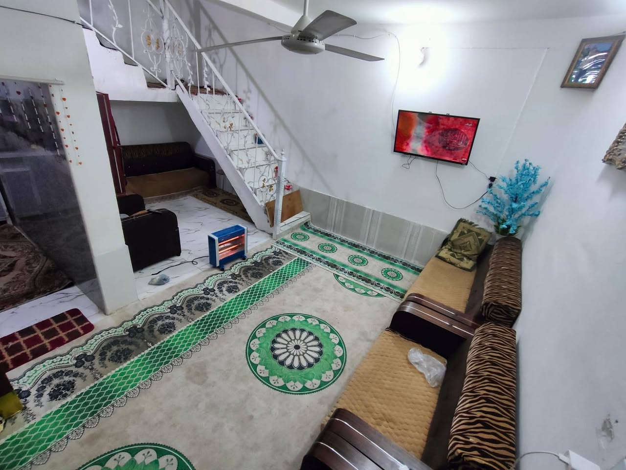 بيت خلفي اريدو قبل سوك خلف مكوه سجاد الطابق غرفه صاله واستقبال  مطبخ داخلي وخارجي الطابق الثاني غرفتين دربونه متروربع السعر 100وبيه مجال للاستفسار وتساب ***********مكتب الرحمه للعقار
