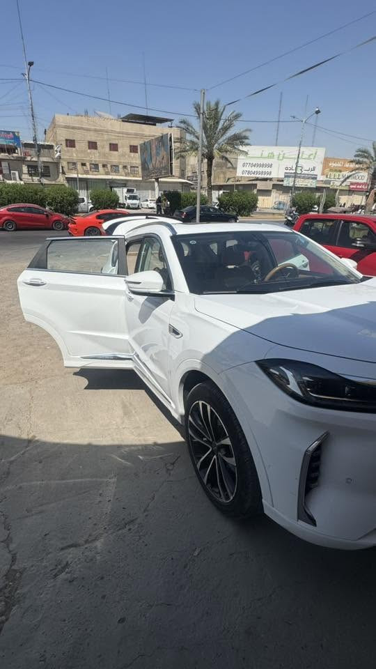 ‎🚗 للبيع – Jetour X70 Plus لكجري فول مواصفات 2025 🚗
سيارة شبه جديدة – فخامةة 🔥

‎📍 الموديل: 2025

‎📍 اللون: أبيض 🤍

‎📍 الممشى: 14,000 كم فقط

‎📍 الحالة: ممتازة جداً (استعمال خفيف)

‎📍 الضمان: شركة هارلم (بعدها بلضمان)

‎✨ المواصفات الكاملة:

‎🔹 المحرك:

‎1.6 لتر تيربو

‎4 سلندر

‎قوة 197 حصان 💪

‎قير أوتوماتيك 7 سرعات (DCT)

‎🔹 الدفع: أمامي (FWD)

‎🔹 صرفية الوقود: اقتصادية

‎🛋️ الداخلية (Luxury):

‎. مقاعد جلد فاخرة لون اوف وايت وبيجي 

‎ تحكم كهربائي + تدفئة وتبريد مقعدين 

‎شاشة عدادات رقمية متصله 

‎شاشة وسطية كبيرة

‎نظام صوتي عالي الجودة 🎵

‎إضاءة داخلية محيطية

‎📱 التكنولوجيا:

Apple CarPlay + Android Auto

‎نظام ملاحة GPS

‎مفتاح ذكي (Smart Key)

‎🛡️ أنظمة الأمان:

‎كاميرات 360 درجة 📷

‎حساسات أمامية وخلفية

‎نظام الثبات الإلكتروني (ESP)

ABS + EBD

‎وسائد هوائية متعددة

‎🌟 مميزات إضافية:

‎سقف بانوراما 🌤️

‎باب خلفي كهربائي

‎جنوط رياضية

‎مكيف أوتوماتيك مزدوج

‎💰 السعر: 27500,000 عراقي

‎📞 للتواصل:***********

‎🔥 ملاحظة: السيارة نظيفة جداً، استعمال شخصي، جاهزة للفحص بأي مكان 🔥ملاحظه : بيها طخه بلباب الي بصف سايق كما موضح بلصوره ممبين الا تركز عليه
