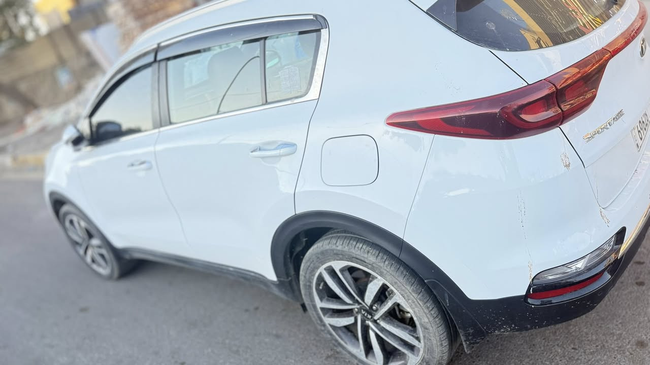 كيا سبورتج
1-موديل 2019 شكل 2020 
2- وارد خليجي 
3- رقم بغداد بسمي رقم الجديد 
4- مكينه 2000 دوش 
5- ويل شكل 20 
6- تبريد قطعتين 
7-شاشا و كامرا خلفيه 
8- حساس امام خلفي 
9- مري شفط 
اشاير بل مري 
10- ماشيه 160 
11- سعرها 165 
مكاني بغداد الطوبجي 
هاتف/***********
