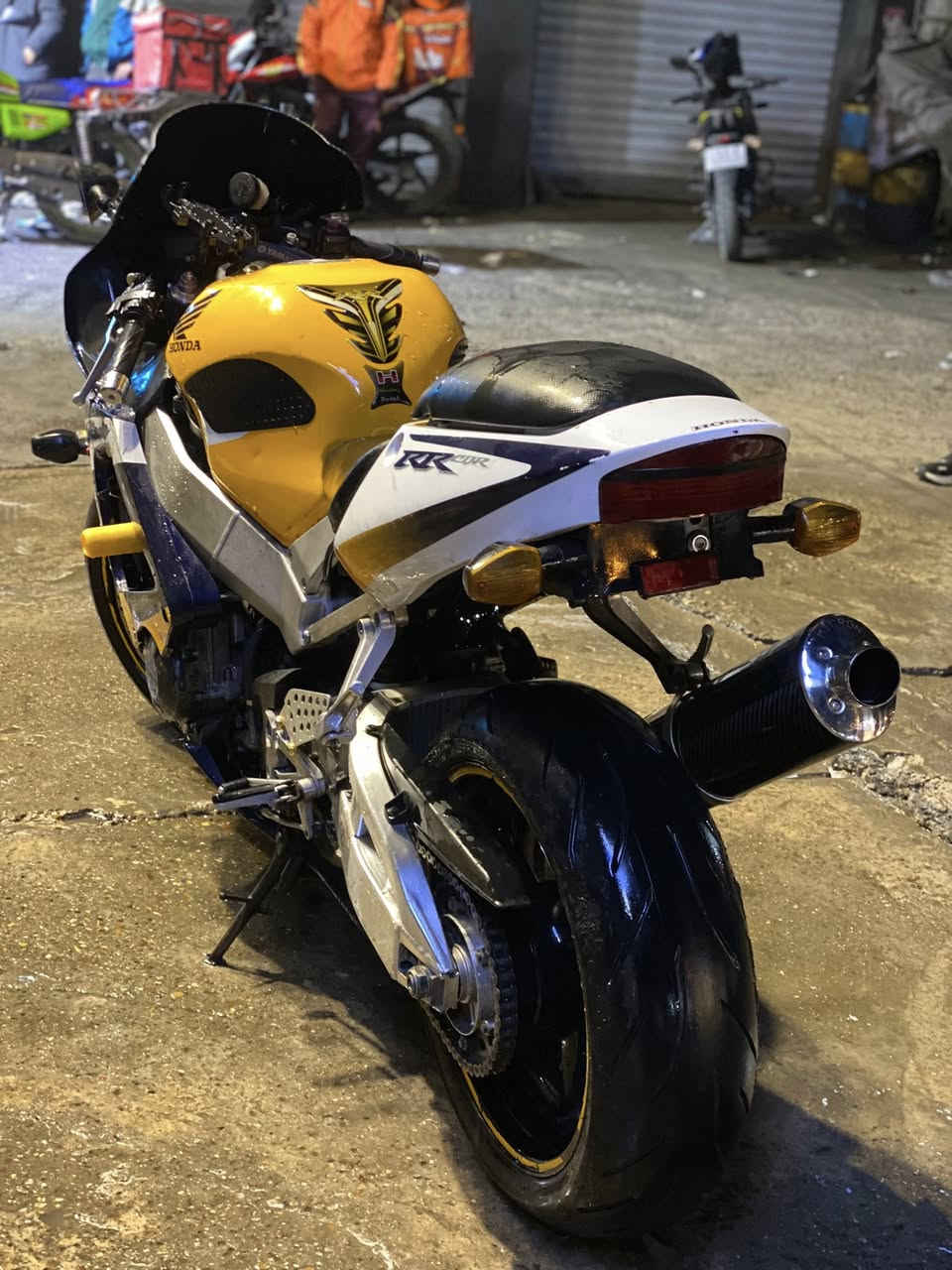 سلام عليكم دراجه بطح هوندا (CBR929RR)
للبيع مكانها بغداد مجمع بوابه العراق
مدفوعه كمرك وبيها وصل قبظ الكمركي يعني ينفتح الترقيم تروح ترقم 
دراجه عليها ادامه كامله يعني تشغل وتطلع متروح تعب نفسك ولا شي 
دهن amsoil
بلكات ngk
مي راديتر زيتي من موتل
ضويه زنون 
تايرات تخم جديد 
كهربائيات كامله مكمله وضفيره وعقل بلاديات 
عليها سستم اكزوز كامل من اكروبفج بواري تيتانيوم وبطيخه ألياف كاربون فايبر سعره ٧٠٠ ألف 
تخم تايرات جدد
انطيك وياها جك مالتها اني ماخذه وحده ب50 
و بدله سيفتي لون سوده
وخوذه وياها 

الدراجه محركها مال رنبه صار من مشدود بيها 16 يوم 
كشرها بي بس فطر بسيط بل بجم والاربي شغال بس لازم تربط البارد مالته 
سبب بيع سفر دراجه ما تنعاب وقويه ومصروف عليها هواي والف عافيه على الي يأخذها 
والي يجي ما ارجعه فارغ لأن متوازي على بيعتها 
سعرها 3.500.000 وبيها مجال علما أن كمرك اني دافعه بيدي (1.378.000) 
للاستفسار خاص رقم مفتوح 
***********
