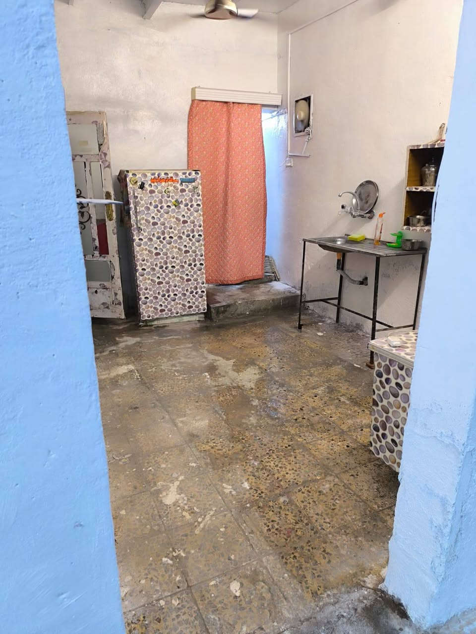 دار للبيع مساحه 160
نوع العقار تجاوز 
يحتوي عله غرفه 4/4
وكليدور 7/4 
ومطبخ 3/3
ومخزن صغير 1ونص / 1 ونص 
وصيحات داخليه غربي شرقي 
ويحتوي عله طارمه وصحيات خارجيه 
ويحتوي عله ارض وراء البيت ما مبنيه 
عنوان دار خلف مول اهل الخير  فرع ابي غرق 
الاستفسار ***********
