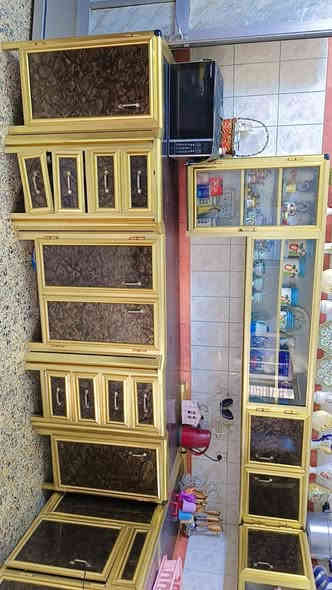 كاونتر مثل ما موضح بالصورة 
بي اضرار داخلية قليلة
عنوان الامين قرب شارع النواب 
***********
