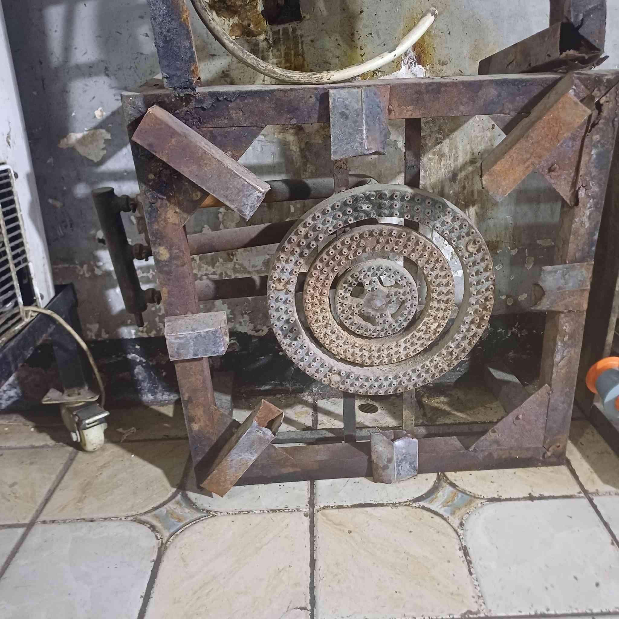 السلام عليكم بانيو حديد للبيع بي ثقب زغير يرادلة لحيم
طباخات للبيع للاستفسار ***********
