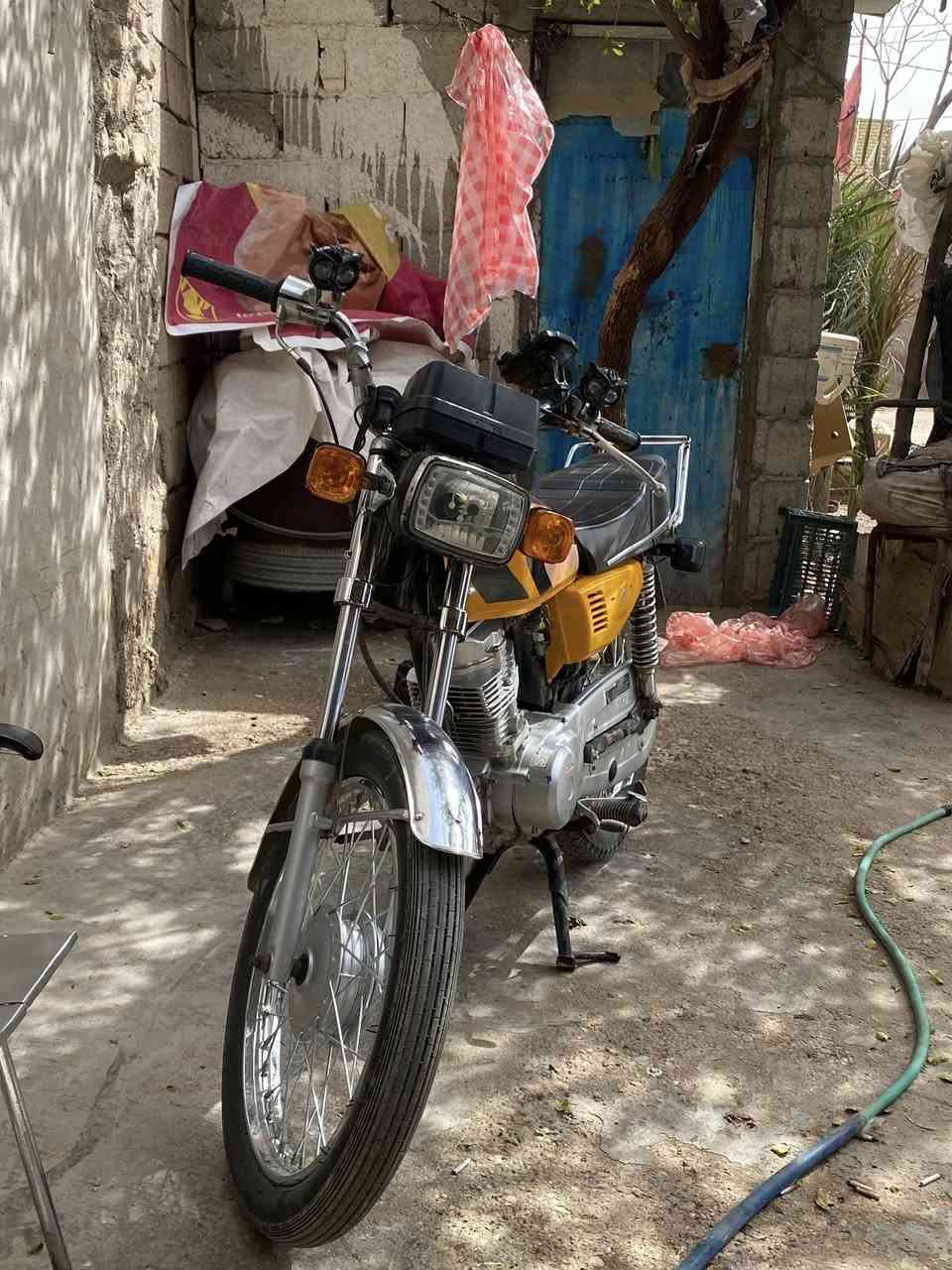 دراجه للبيع شاصي ١٤ ومحرك ٢٥ شلامجه بلادي ولغراض نص ٢٥و ٢٤ اوراق اصولي كهربائيات كله شغال بيهه زنون جارجر وبومه٢ سعر خاص مكان شارع نفط ***********
