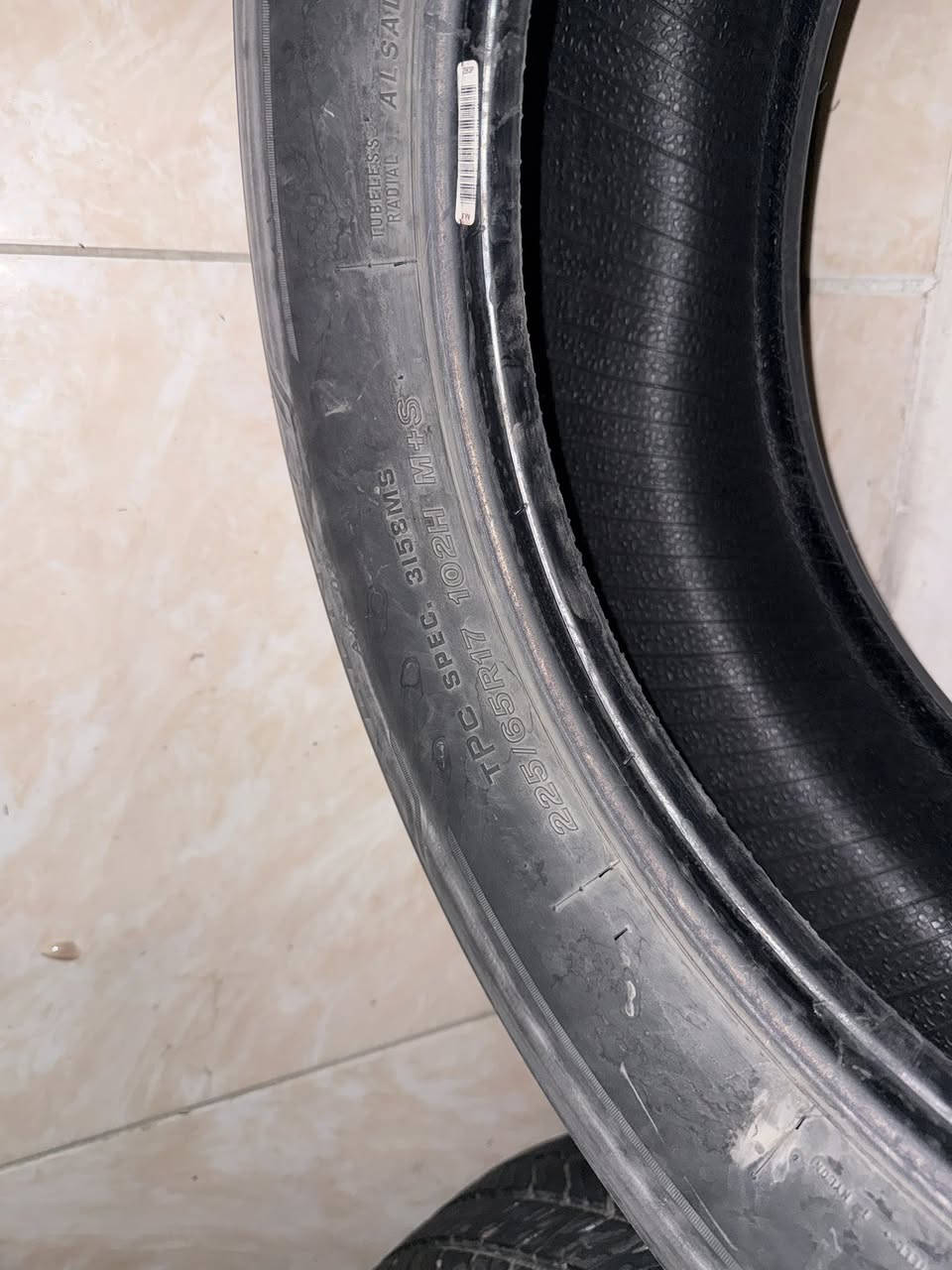 اطارات عدد 4 تخم
3 منهن برجستون 
225/65/17 
وتك ماركته ماعرف شنو 
تك بي هاي الضربة
نقشتهن ماممسوحة
اللي يفيدنة يراسلني 
عنواني البياع


**إذا كنت صاحب هذا الإعلان وتريد حذفه لأي سبب، رجاءا أرسل رسالة إلى الدعم الفني**