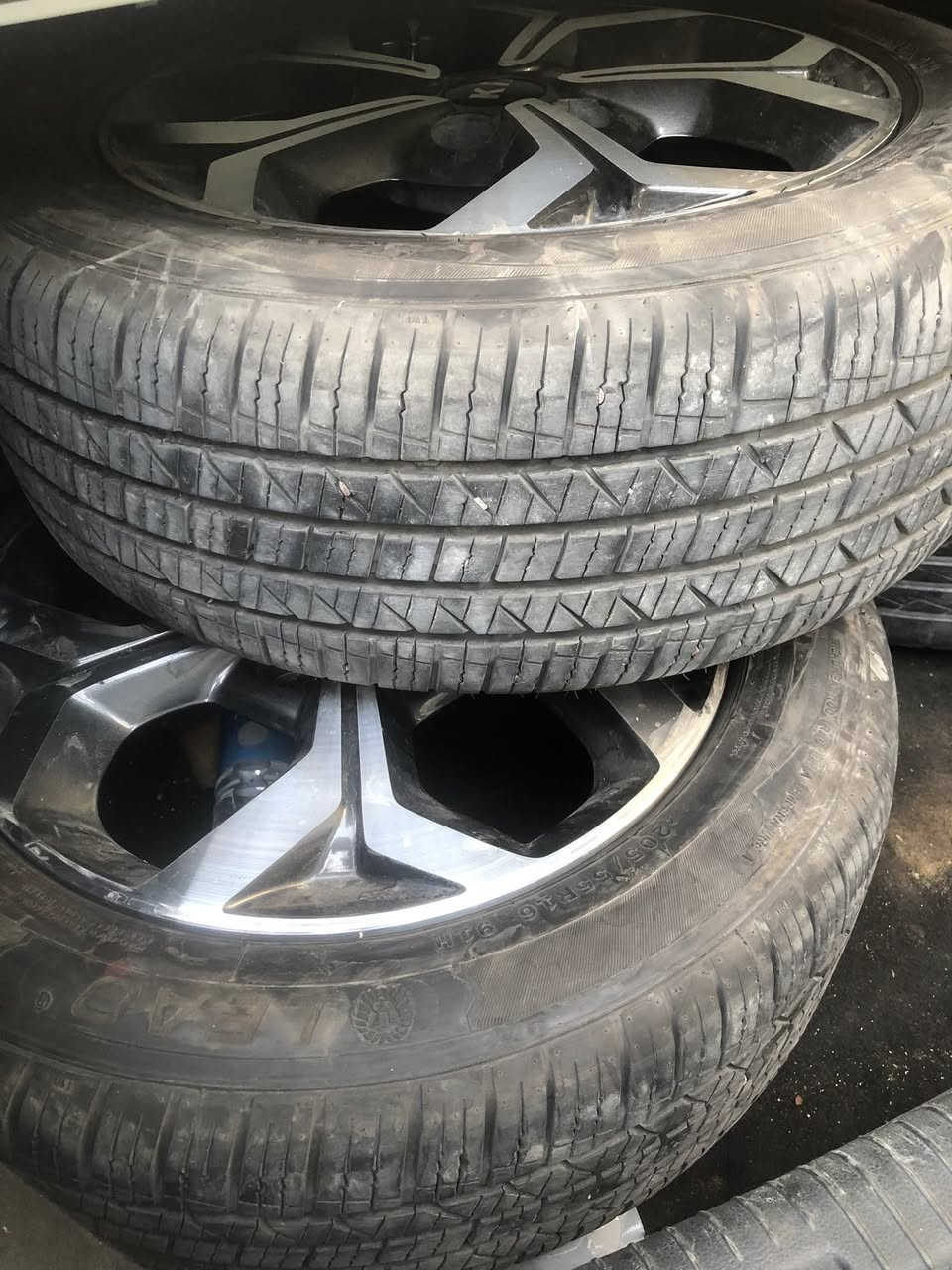 حجم ١٦ اصلي مع التايرات ٣٠٠ الف بغداد غزاليه *********** بيع او مراوس
