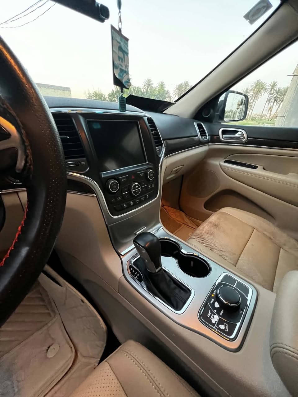 للبيع: جيب موديل 2018 خليجي، بحالة ممتازة وجاهزة.

* كفالة
* عدى BDR بالباب وره الصدر
* الممشى 98 ألف كم
* فئة Limited
* 3 شاشات
* كشنات جلد 
* تبريد وتدفئة للكشنات 
* تدفئة ستيرن 
* ستيرن كهرباء 
* كشنات خزن 
* تايرات جديدة
* باقي مواصفات اللمتد المعروفة

السيارة جاهزة وما بيها أي نقص.
رقم بغداد مداور ثاني يوم.
الموقع: الحله
التواصل ***********
