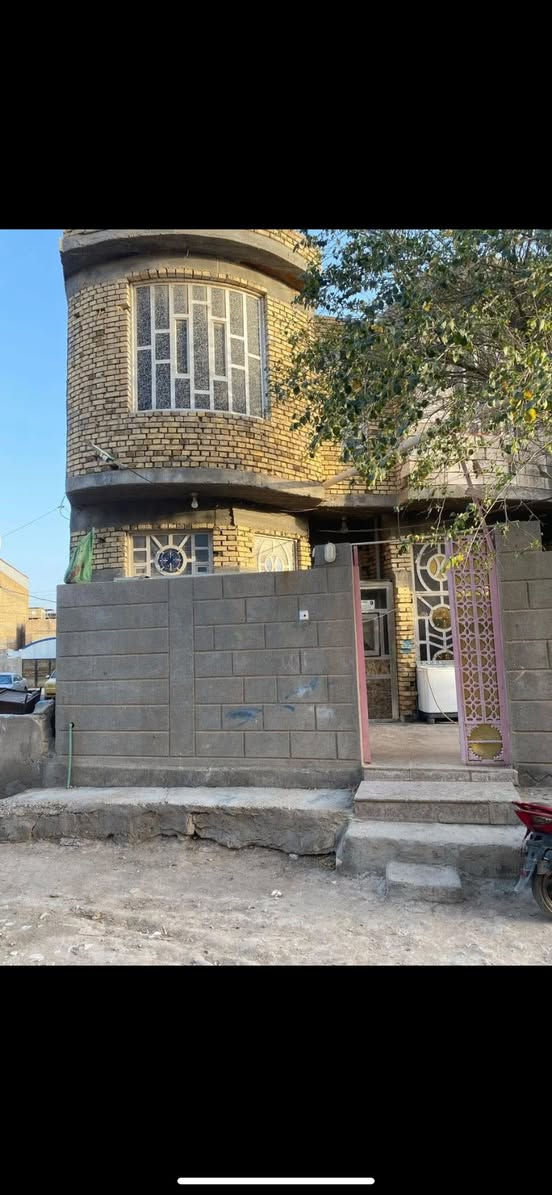 السلام عليكم
دار للبيع في القرنه السوق شارع الشهيد وسام 
البيت طابو صرف
مساحته ٣٠٠ م  مع  ( الفضله ٦٠ م حديقة )
تفاصيل البيت 
متكون من دار كبير طابق ارضي
٢غرفة مع هول كبير و هول صغير مع مطبخ و حمام و استقبال
ومع مشتمل٧٠متر معزول طابقين 
الطابق الأرضي غرفتين و هول و مطبخ صغير و حمام وموزع صغير
والطابق الثاني بي غرفتين و حمام و سطح وموزع
و فوق الدار الكبير فوق شقق اثنين 
معزولات مع درج خارجي متكونات الشقق 
من غرفتين وهول و حمام و مطبخ و كل شقة طارمة فوق معزولة .
علماً إن البيت والبيت الصغير المشتمل بناء طابوق ماعدا الشقتين م̷ـــِْن الثرمستون .
السعر (500 مليون ) بيه مجال قليل .
***********
