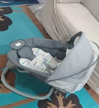 كرسي طفل هزاز  ستعمال قليل مكاني بغداد الجزيرة اريده ٣٥ وبي مجال السبب...