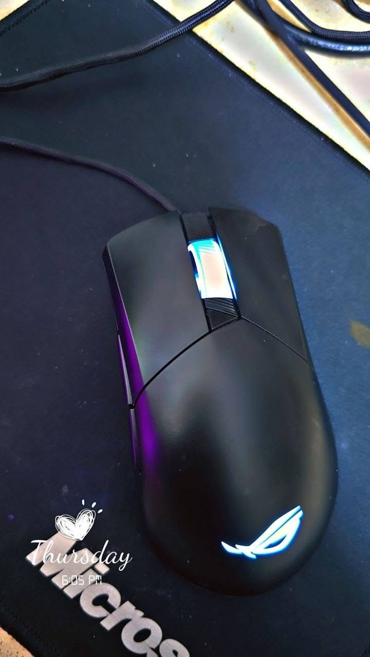 حياكم الله عيوني للبيع: وحش الألعاب والإنتاجية ASUS ROG Strix SCAR 18 (G834JZR) بحالة الجديدة مع كامل ملحقاته اخوان انتبهو هءا فئه الscar الي هو اعلى فئة باسوس وليس فئه الgالي هو ادنى من الاسكار

فرصة مميزة لاقتناء جهاز متكامل للأداء العالي (ألعاب، مونتاج، وتصميم) بحالة ممتازة جداً وتحت ضمان الشركة.

المواصفات التقنية للجهاز:

المعالج: Intel Core(TM) i9-14900HX بسرعة 2.20 GHz.

الذاكرة العشوائية (RAM): 32.0 جيجابايت.

كرت الشاشة: NVIDIA GeForce RTX 4080 Laptop GPU بسعة 12 جيجابايت.

التخزين: هارد بسعة 1 تيرابايت.

نظام التشغيل: Windows 11 Pro.

البطارية: كفاءة ممتازة تعمل بنسبة 86% من سعتها الأصلية.

الملحقات الإضافية (جديدة بالكامل):

حزمة Fantech (5 في 1): تتضمن ماوس، كيبورد، وماوس باد أصلية.

ماوس الوكالة الأصلي: ROG GLADIUS III.

تبريد خارجي: قاعدة تبريد (Notebook Cooler) من نوع NC22 لضمان أفضل أداء.

محول متعدد المنافذ (HUB): من نوع Yesido (يدعم شحن PD بقوة 140زاط ومنافذ USB 3.0/2.0).

إضافة إضافية: شاحن متنقل ملحق مع الجهاز.

ملاحظة: ملحقات الجهاز مامستخدمات بحالة الجديدة تماماً وتحت ضمان الشركة. وموجوده الوصولات
اما الجهاز استخدام قليل وبطاريته صحتها86٪
كلش كلش نظيف الجهاز اخوان توصيل ماعندي عنواني بابل

  مع كامل ملحقاته مامفتوحات من الباكيت 
 السعر: تاخذه كامل هو وملحقاته
 ب3 مليون و400وبي مجال ان شاءالله 
تواصل واتساب او خاص  ***********
