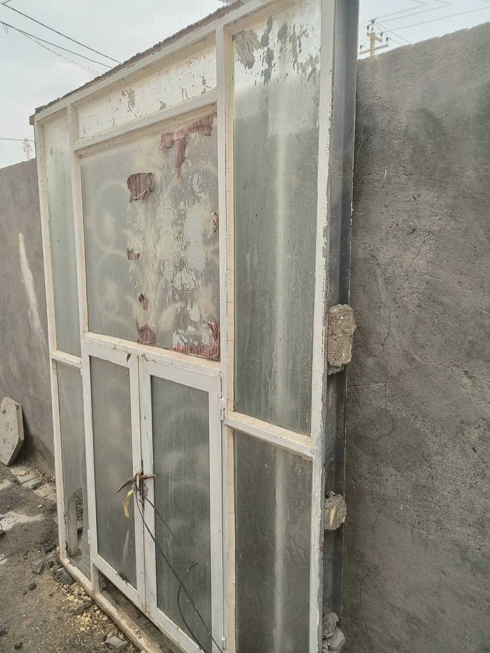 السلام عليكم 
يوجد شبابيك مستعل جديد ساقيه 3 ملم الارتفاع 2 متر العرض متر ونصف 
سعر الشباك الواحد 100  المكان قضاء المجد
 تصال على هذا رقمي   ***********
