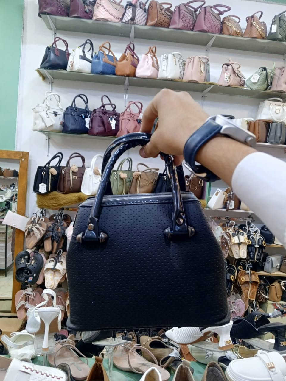 بمانسبه حلول عيد الاضحى المباركه ❤️❤️❤️❤️ 

عروض😉😉عروض 😁😁عروض😀😀😀

كشخه العيد يمنه وبس❤️‍🔥

اي جنطه داخل المنشور ب(٥٠٠٠ ) فقطططط✌️✌️✌️

اي نعم بس بخمسه

 البيع داخل المحل فقط 👍👍👍 

العرض اليوم وباجر فقط

المباع لا يرجع يستبدل فقط 🥰 

بضاعه كلش حلوه 😍😍😍


**إذا كنت صاحب هذا الإعلان وتريد حذفه لأي سبب، رجاءا أرسل رسالة إلى الدعم الفني**