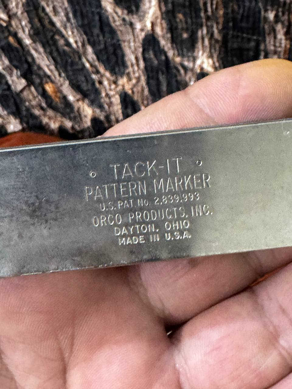 قطعة خاصة بفصالات الخياطة صناعة ستينات بلكرتون غير مستخدمة صناعة أمريكي 20 الف نهائي ***********
