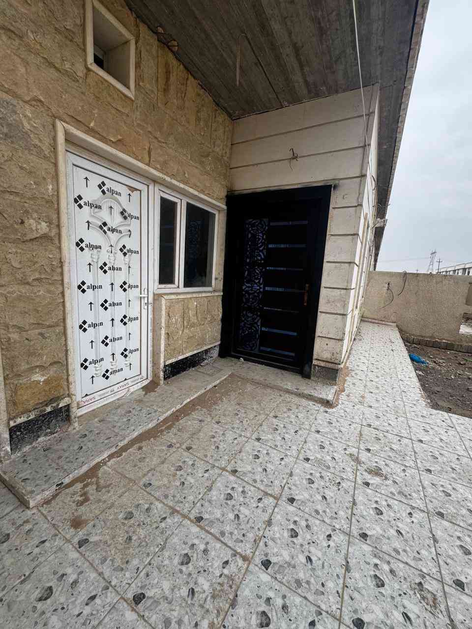 دار للبيع في تكريت مجمع القرية الامريكية
الدار كامل

المساحة 200 متر واجهة 10 نزال 20 

يتكون من اربع غرف نوم 🛌 سويتات

واستقبال ومطبخ ومناور وكراج وحديقة

الدار بموقع مميز بداية المجمع صادد على فلكة وحديقة

وبسعر جداً مناسب 105 مليون 

الدار حرر مسدد سند تحويل مباشر

للاستفسار الاتصال

***********
