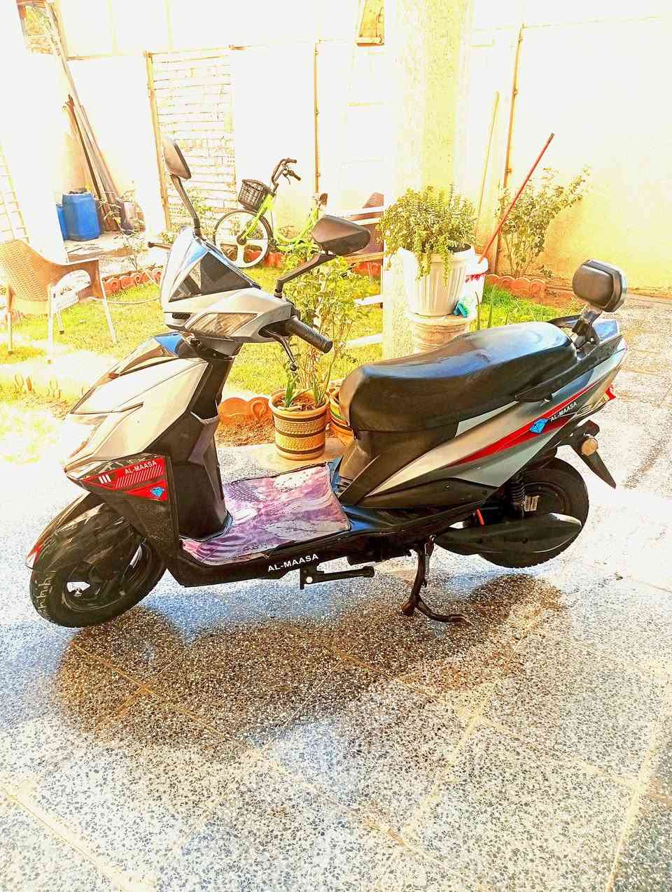 السلام عليكم دراجة سكنس شحن الماسة ملف 3000 بطاريات نص عمر تمشي 15 كيلو السعر 450 وبيها مجال بسيط العنوان بغداد جكوك موبايل 
*********** يوجد واتس اب
