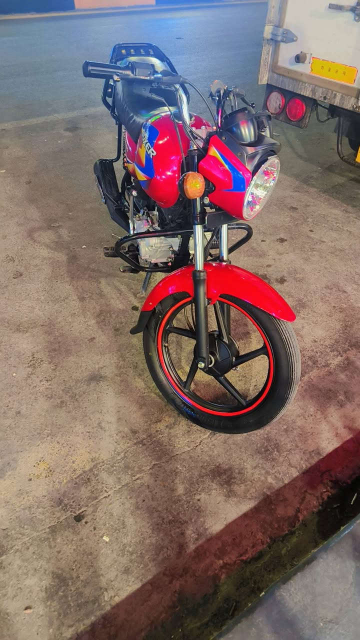 السلام عليكم بوكسر كلاسيك موديل 2022 رقم وسنويه بغداد مابيها أي نقص مكينه ناعمه مامفتوحه سعرها ١٦٥٠ عنوان الدراجه بغداد الشعب ***********
