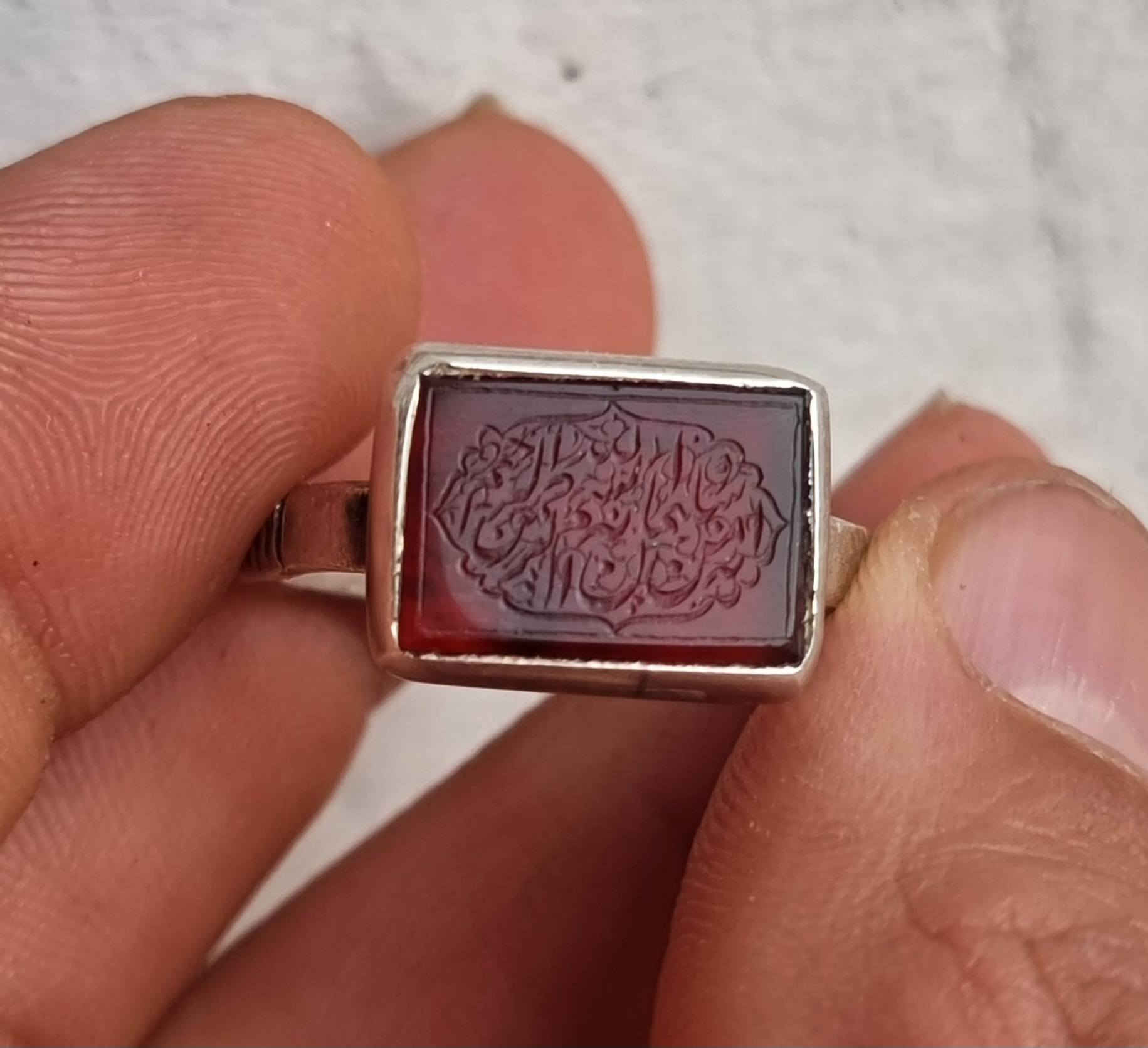 عقيق يماني كرز الكرز مخطوط خط يدوي خط ثلث متداخل 
    🌹انه من سليمان وانه بسم الله الرحمن الرحيم 🌹
بصياغه يدويه للبيع مكاني بغداد يوجد توصيل إلى جميع المحافظات للبيع فقط فقط أحبتي الغوالي ما اراوس بس ابيع 
***********
