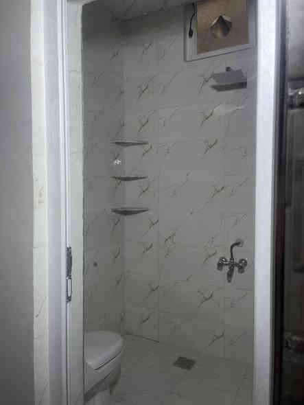 #للايجار طابق ارضي ١٠٠ متر مستقل تماما عن الطابق الثاني بناء حديث صفر بمنطقه حي الزوراء ال٧٧ خلف التجاري 
مطلوب موظف  وعائله صغيره للاتصال ***********
مكتب الرشيد للعقار واتساب موجود
