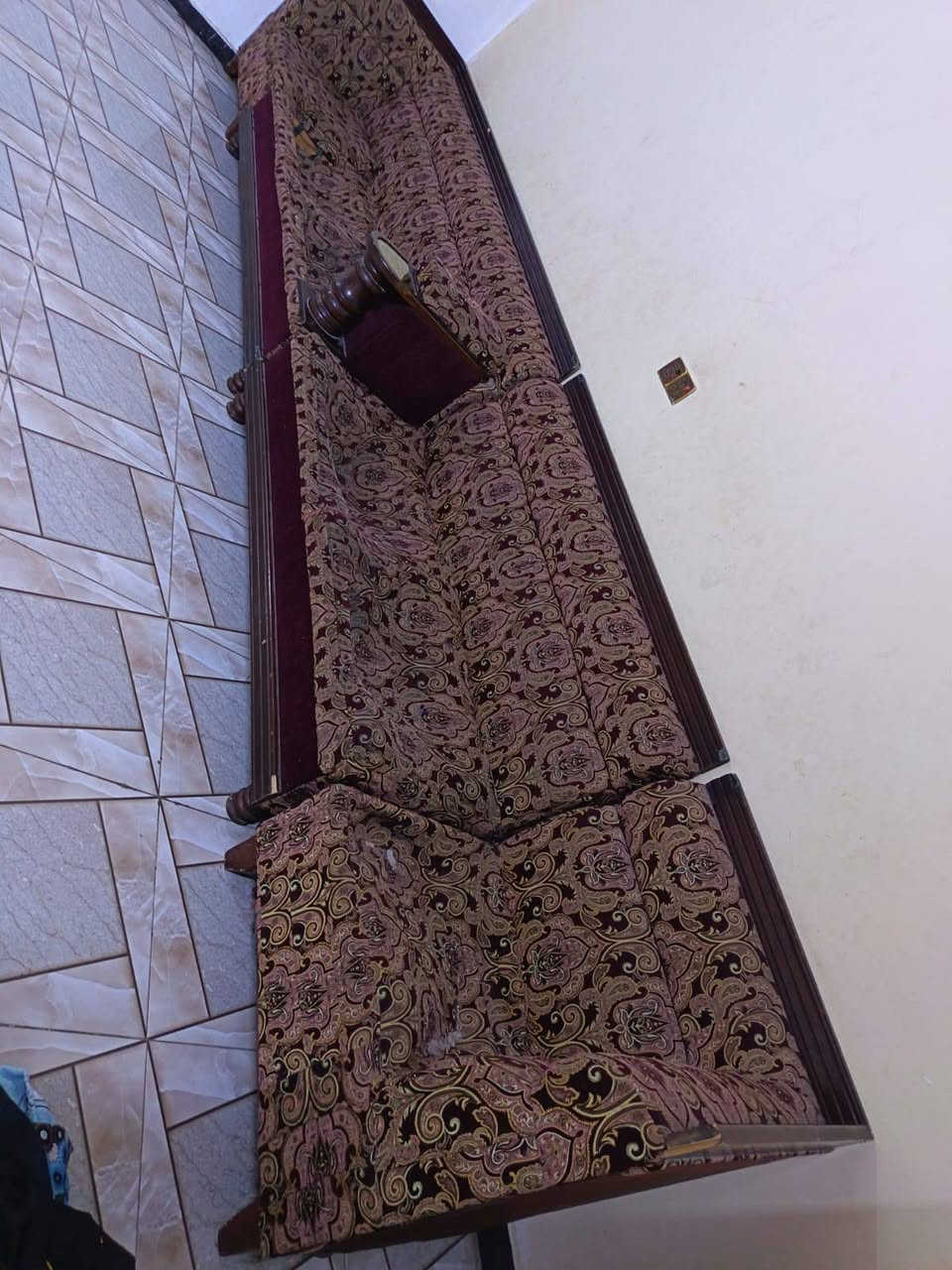 إسلام عليكم تخم قنفات نضيفات بس بيهن اشكم قطعه نازلات من جوه يحتاجلهن ترتيب 13قطعه مع طبلات 3اثنين ازغار اوحده اجبيره مكاني البصره القبله   ***********
