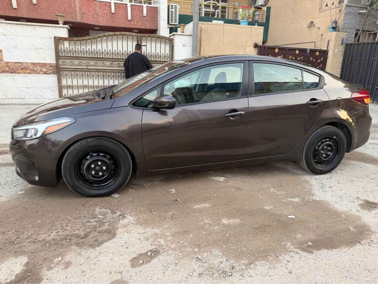 السلام عليكم 
للبيع كيا فورتي موديل 18 حادثه قبق جنطه مبدل ومصبوغ وشويه من الجاملغ الخلفي وبيه 4 قطع من كلير من امريكا بدون ضربه بدون دواخل ماشيه 86 الف مايل كير مكينه مكفول تبريد ثلج السياره عليه ادامه كامله من بلكات نوزلات مجاول فيت بم تخم تاير جديد مدومشه عام 
السعر 115 وبيه مجال 
مكان السياره بغداد حي اور 
*********** بغداد, العراق
